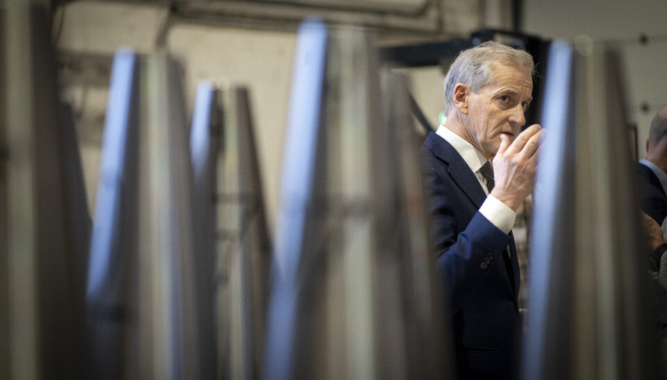 DONASJON: Statsminister Jonas Gahr Støre (Ap) sier Norge gir inntil 1,6 milliarder kroner til et tsjekkisk initiativ til å kjøpe artilleriammunisjon til Ukraina. Bildet er tatt under et besøk på Nammo på Raufoss tidligere i år. Regjeringen har tidligere gitt støtte til å øke produksjonen der.