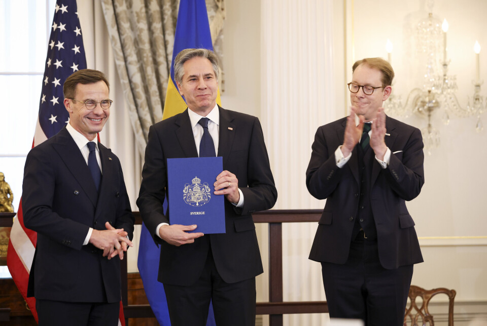 ALLIERTE: Sverige er offisielt medlem i Nato, etter at statsminister Ulf Kristersson (t.v.) overleverte de siste dokumentene til USAs utenriksminister Antony Blinken i Washington D.C. Utenriksminister Tobias Billström (t.h.) applauderer.