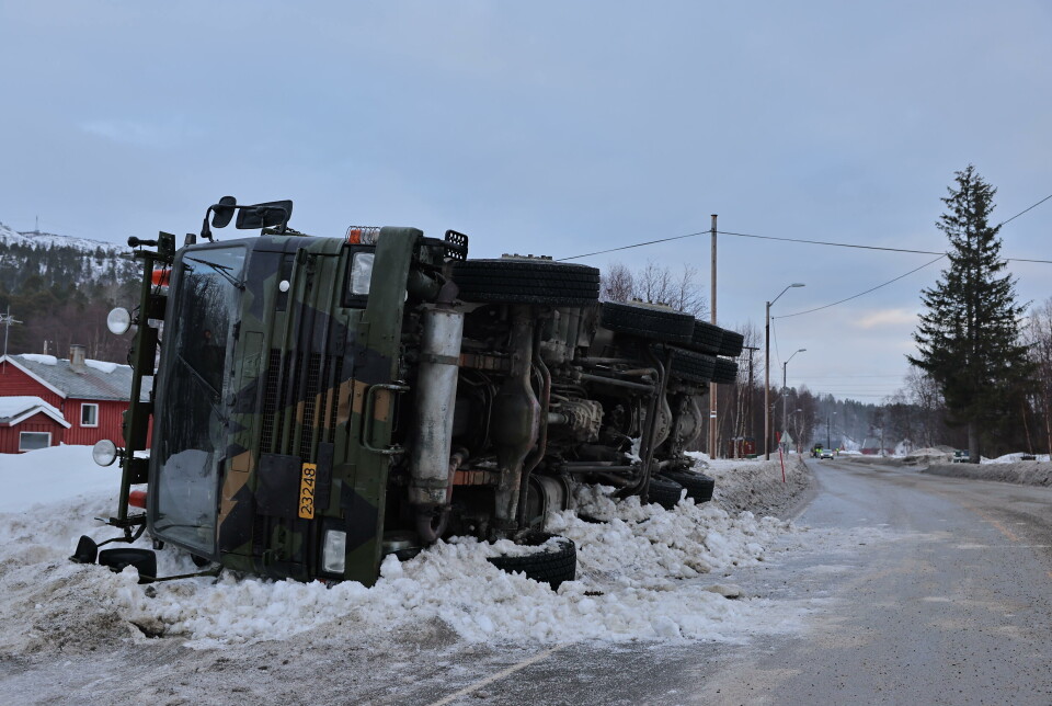 Militær lastebil sklei av veien