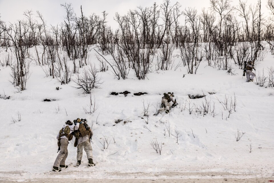 TUNGT: En infanterist med sekken full av granater sliter med å komme seg opp skråningen. Snøen er som sukker og trugene er ikke til mye hjelp.