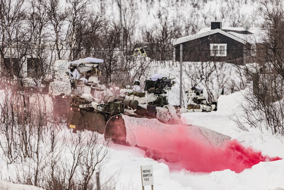 PRIVAT: En CV90 blir tatt ut midt i et hyttefelt.