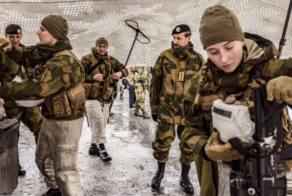TIL STEDE: Kronprinsen på omvisning under Nordic Response, med forsvarssjef Eirik Kristoffersen i bakgrunnen.