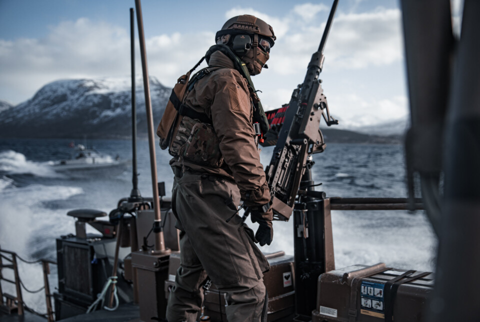 BESKYTTE KYSTEN: Det har de siste ti-tyve årene vært liten eller ingen diskusjon om det manglende, dedikerte norske kystforsvaret. Illustrasjonsbolde av en fartøysoperatør fra Kystjegerkommandoen under Cold Response 2022.