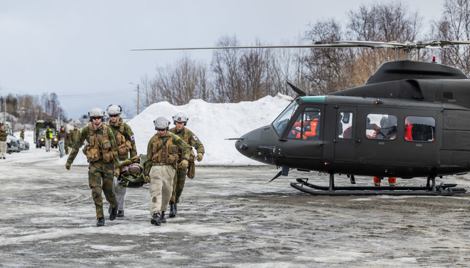 FLERE SKADET: Helikopteret kommer fra vidda med en skadet soldat.