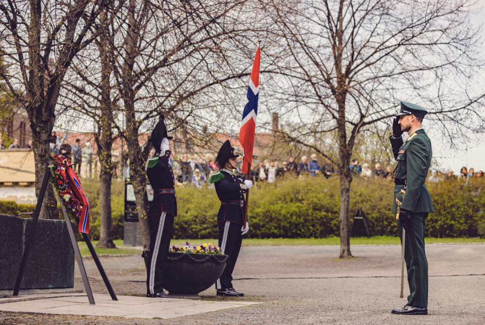 HONNØR: I anledning veterandagen 2023, la kronprins Haakon ned krans ved Nasjonalmonumentet.