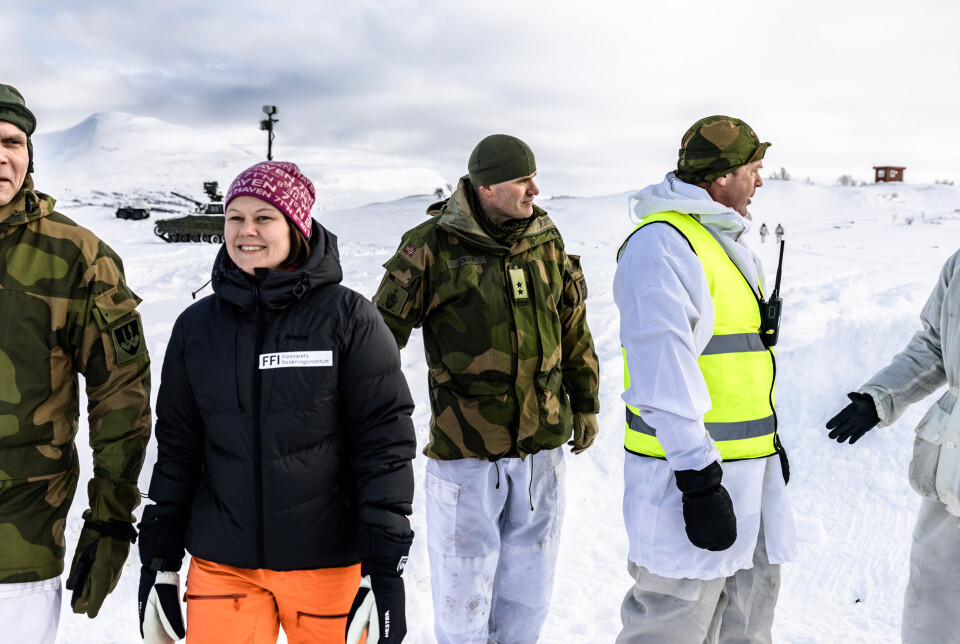 SAMARBEID: FFI og Hæren samarbeider tett i utviklingen av autonome systemer til bruk på slagmarken. FFI-forsker Sven Bjerke til høyre i bildet.