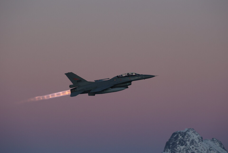 GIS BORT: Et norsk F-16 på Bodø flyplass i januar, før det ble sendt til Danmark, der det brukes i treningen av ukrainske piloter.