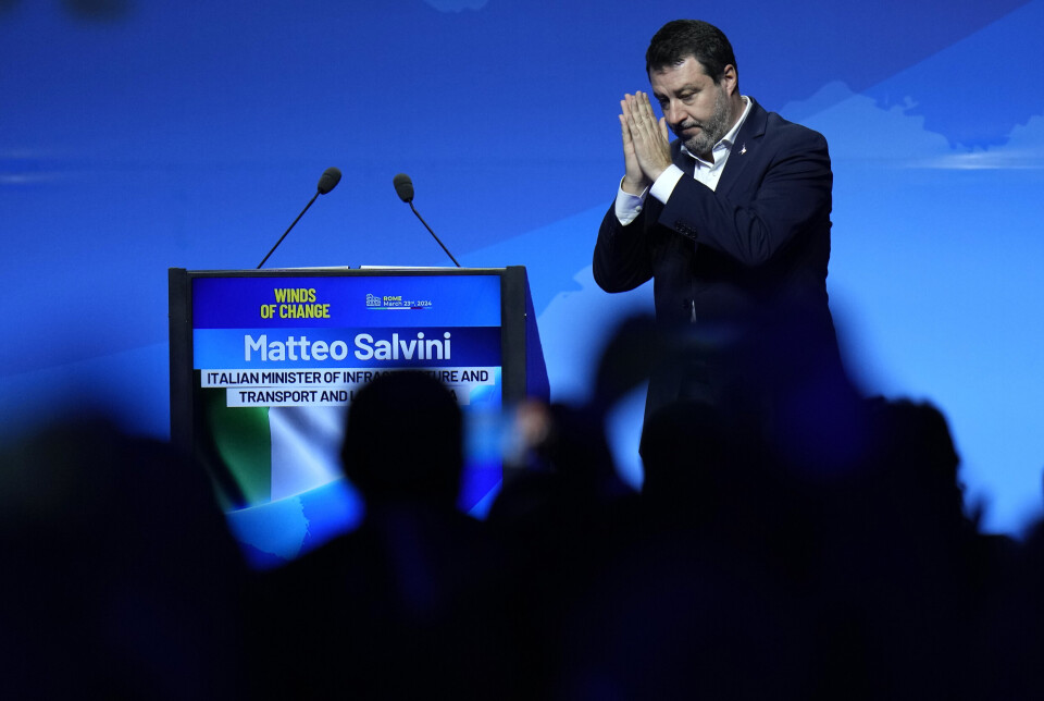 REAGERER: Italias visestatsminister Matteo Salvini er medlem av statsminister Giorgia Melonis koalisjonsregjering. Her er han på scenen i Roma lørdag, under et valgkamparrangement for ytre høyre-partier før EU-valget.