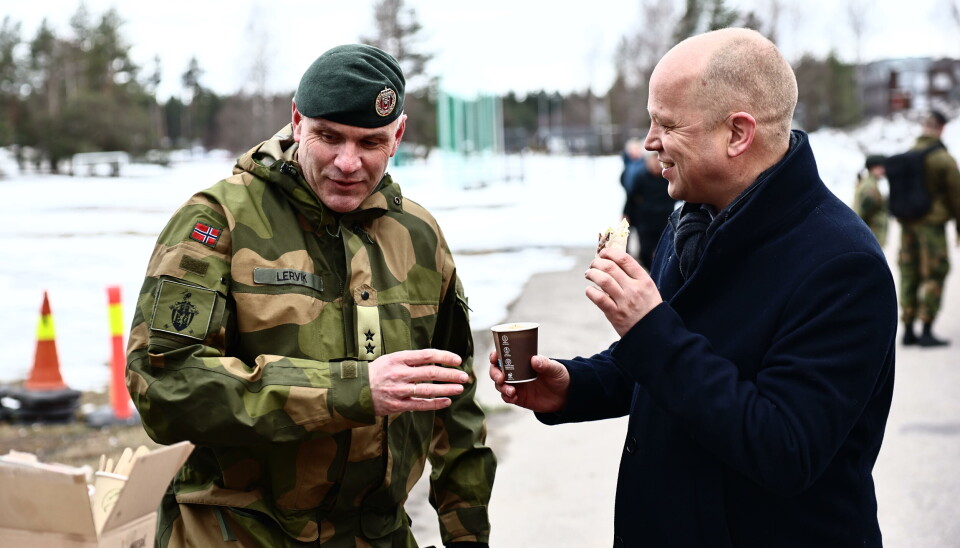 GOD STEMNING: Sjef Hæren, Lars Lervik (t.v) og Trygve Slagsvold Vedum kom med store nyheter på Terningmoen.