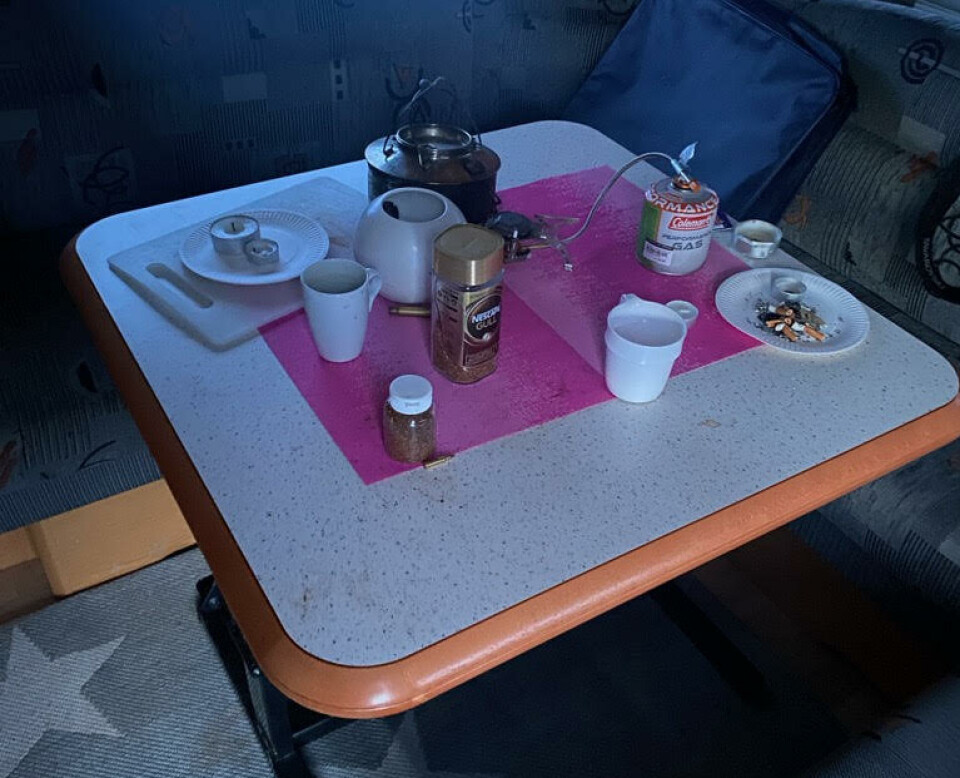 UHYGGELIG: Dette synet møtte Jan Gunnar Isaksen i sin egen campingvogn etter Nato-øvelsen. Legg spesielt merke til papptallerkenen som er ringet rundt.