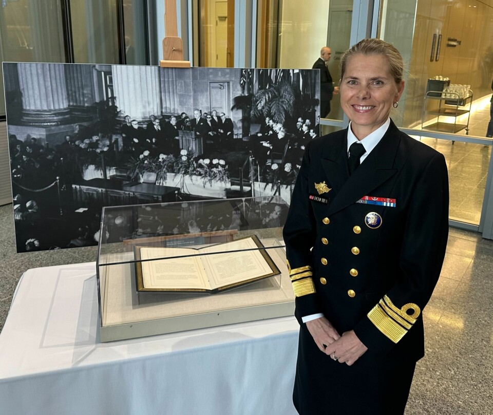 FORNØYD: Viseadmiral Louise Dedichen er sjef for militærmisjonen i Brussel. Her står hun foran den orginale Nato-traktaten.