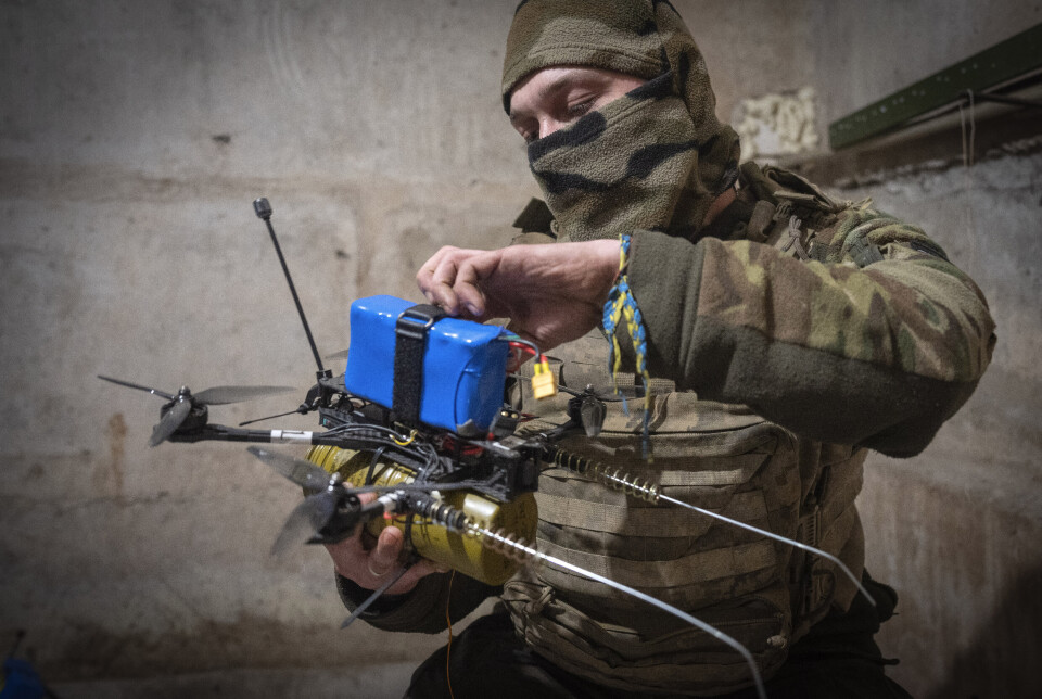 DRONER: En ukrainsk soldat fra 71. Jaeger brigade gjør klar en drone i nærheten av Avdiivka i Donetsk-regionen i Ukraina, fredag 22. mars 2024.