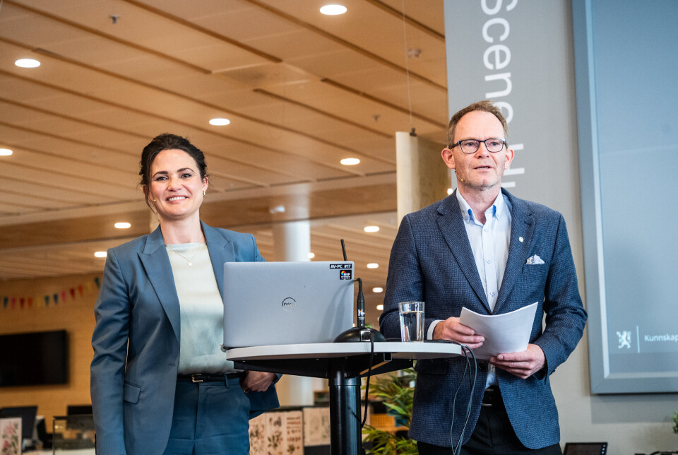 FORESLÅR ENDRINEGR: Kunnskapsminister Kari Nessa Nordtun og Forskings- og høgare utdanningsminister Oddmund Hoel på pressekonferansen fredag.