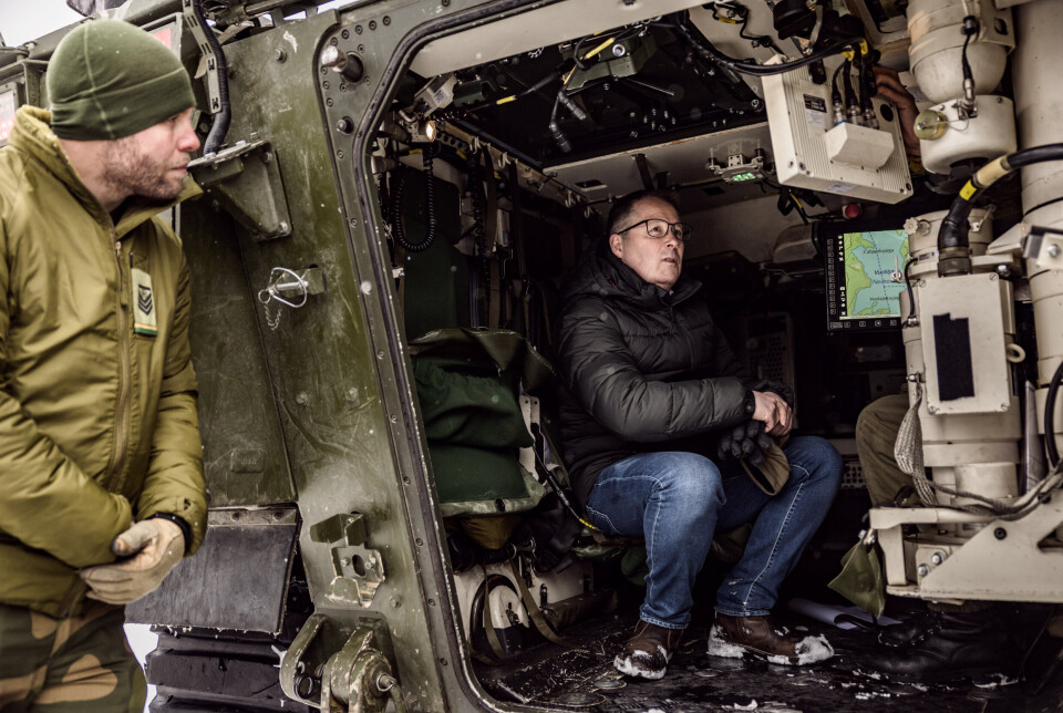 CV90: Forsvarsministeren fikk en titt på sensorsystemer i en CV90 under besøket.