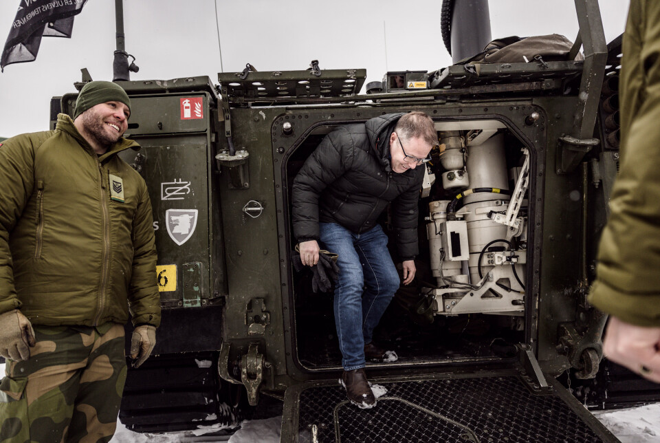 STIG UT: Forsvarsministeren fikk komme på innsiden av en CV-90.