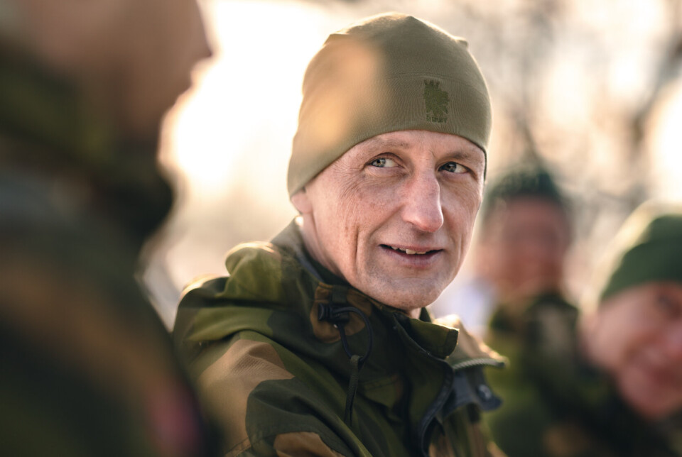 RUSTER OPP: Forsvarssjef Eirik Kristoffersen under et besøk hos Panserbataljonen og artillerister under øvelsen Nordic Response.
