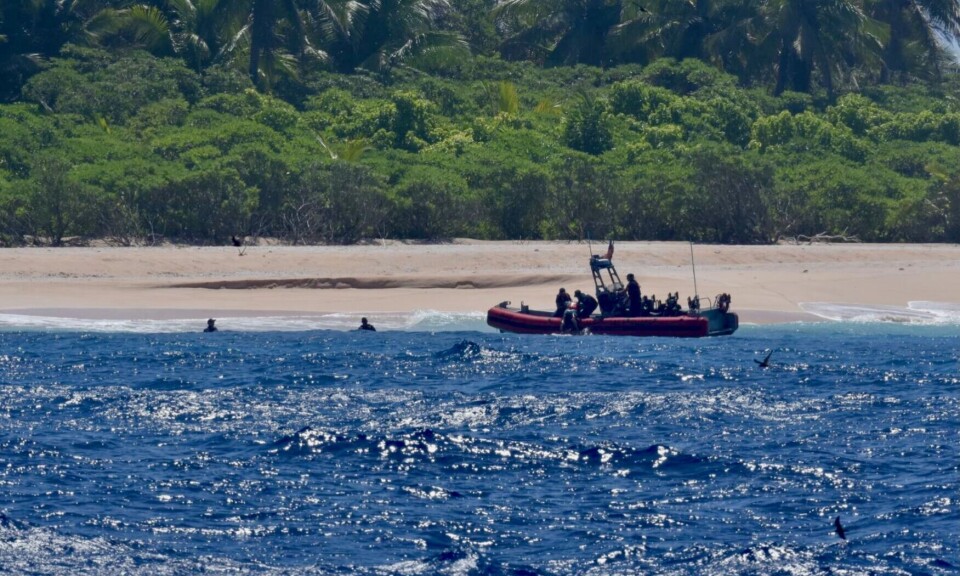 REDDET: Tre menn ble reddet fra en øde øy i Stillehavet etter å ha skrevet «HELP» på stranden.