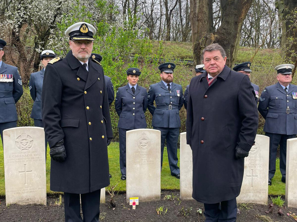 NORSK KRIGSGRAV: Norges ambassadør til Polen Øystein Bø og forsvarsattache, kommandør Odd
Erling Furu ved graven til den norske spitfirepiloten Halldor Espelid på den britiske krigskirkegården i
Poznan.