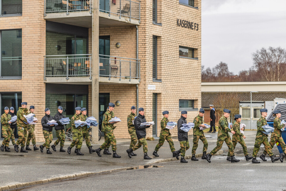 TIL TJENESTE: Soldater reiser fra rekruttskolen på Madla etter gjennomført rekruttperiode.