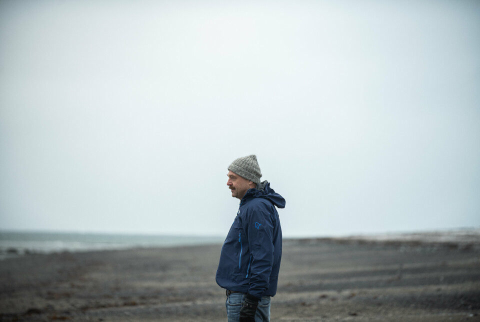 TRIVDES: Geir Ove Øby har brukt den islandske naturen flittig. Bare et steinkast fra huset hans ligger en lang strand, hvor han gjerne går turer.