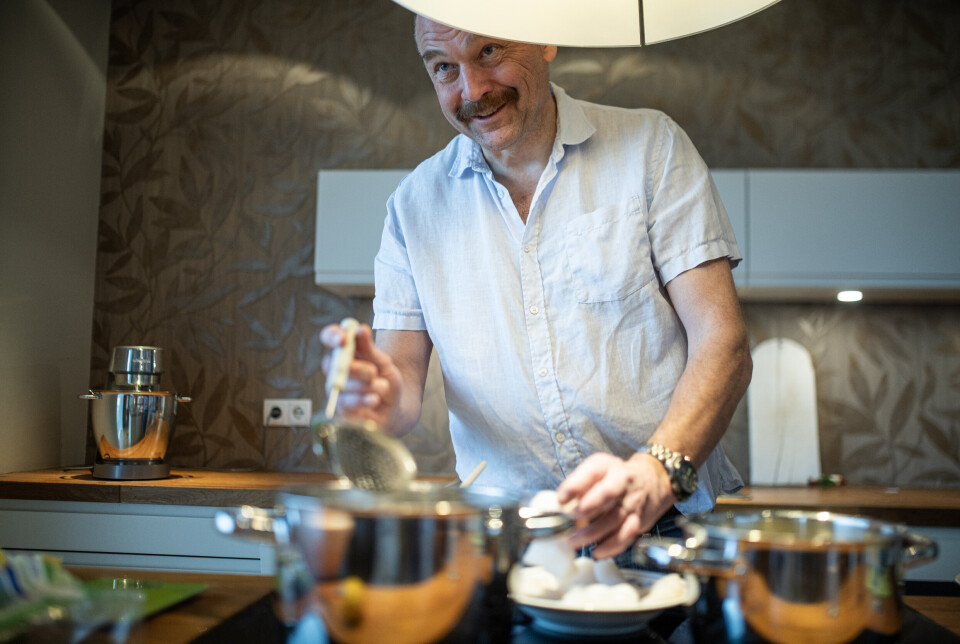 KOKKELERER: Øby på kjøkkenet sitt, hvor han er i gang med å tilberede fersk torsk til middag.