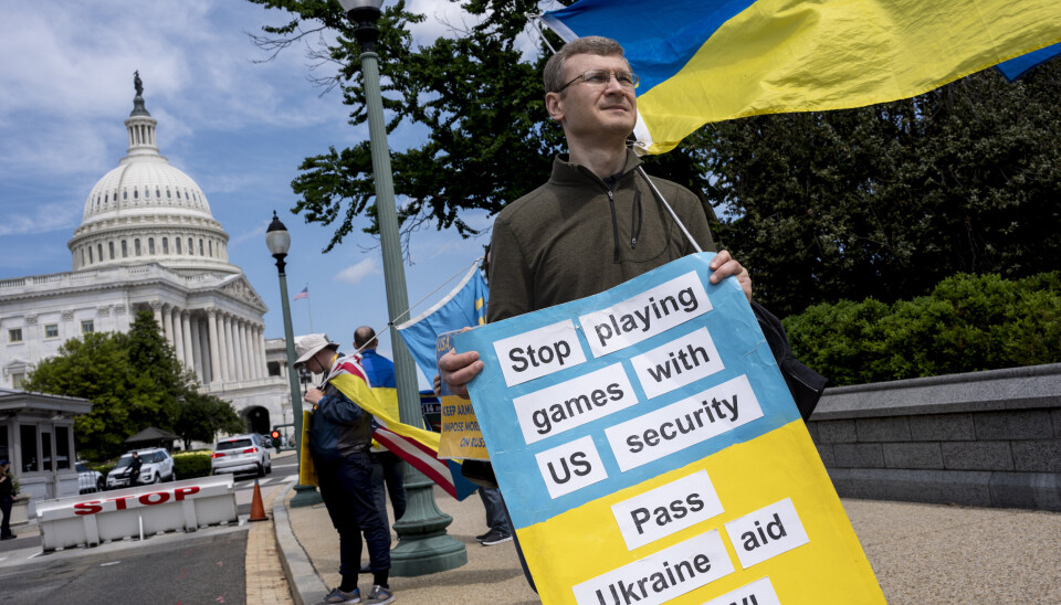 AKTIVIST: En Ukraina-aktivist utenfor Kongressbygningen lørdag.