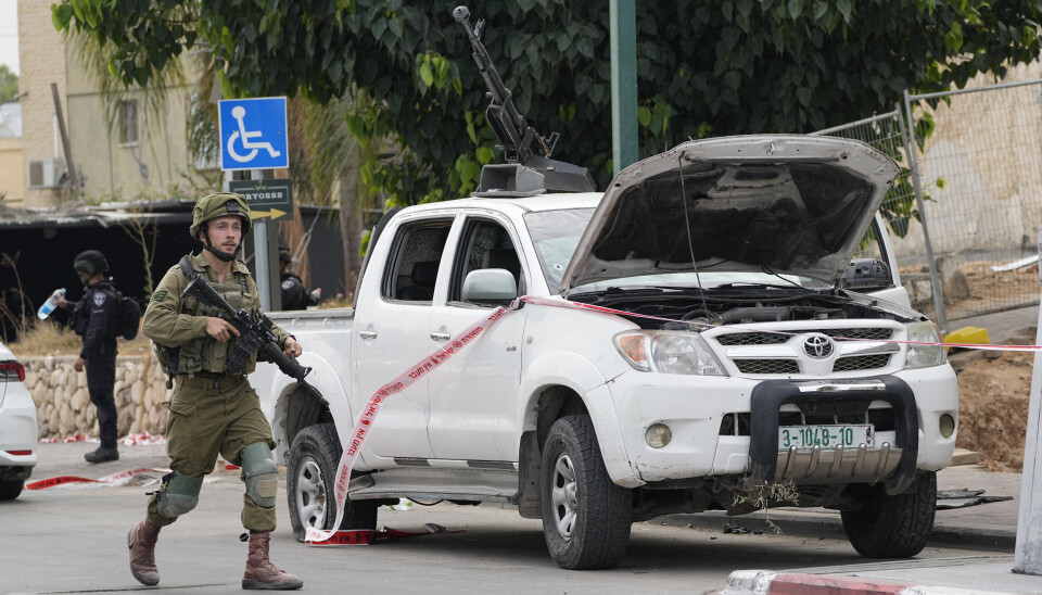 ANGREP: Israelske soldater ved en bil som ble brukt av Hamas-medlemmer 7. oktober i fjor.