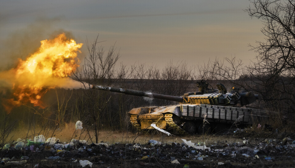 FORSVARER: En ukrainsk stridsvogn beskyter russiske stillinger i en krig der ukrainerne sårt trenger våpenhjelp for å holde ut mot den russiske offensiven.