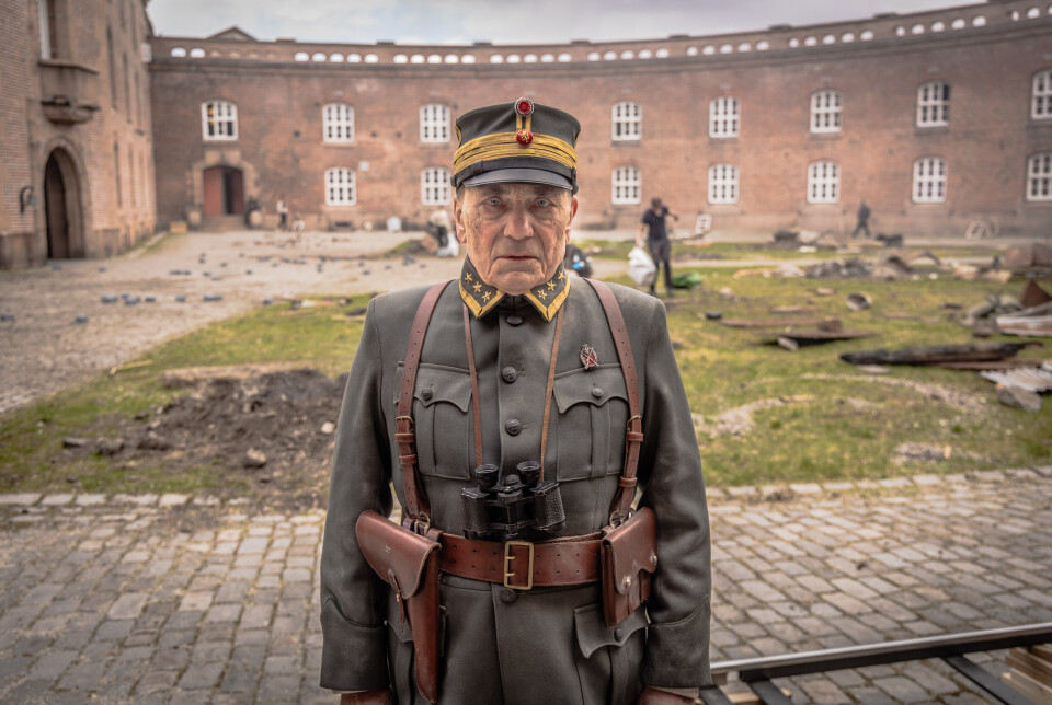 PÅ SETT: Bjørn Sundquist spiller hovedrollen som oberst Birger Eriksen på Oscarsborg under den dramatiske natten til 9. april 1940. Han var oppslukt i rollen da Forsvarets forum besøkte øya, så intervjuet gikk over telefon et par dager senere.