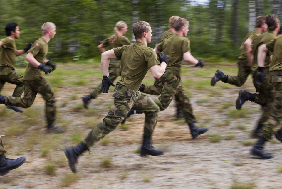 FYSISK FOSTRING: Trening i Forsvaret blir planlagt og ledet av folk som ikke har god nok kunnskap, mener Thomas Valnes. Bildet er fra en trening ved Hærens befalskole.