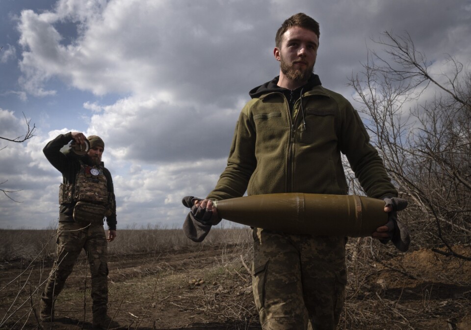 FRONTLINJEN: Ukrainske soldater nært frontlinjen i Bakhmut må spare på ammunisjon inntil nye amerikanske forsyninger kommer.