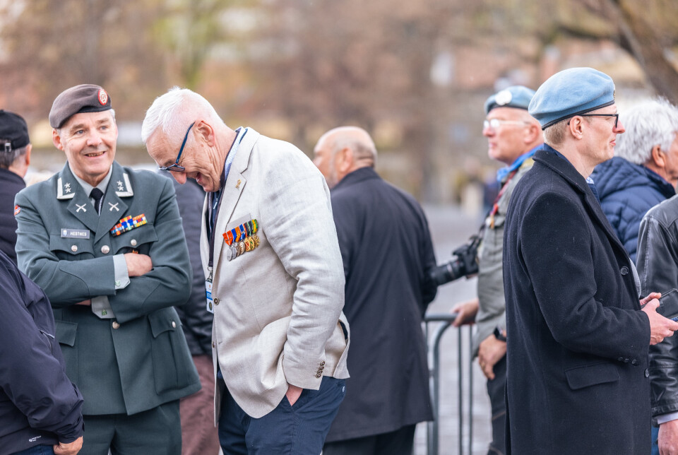 MINGLER: Mange synes det var koselig å se hverandre igjen. Det er sjeldent veteranene får møtes på denne måten, så det er ekstra godt når de først blir samlet.