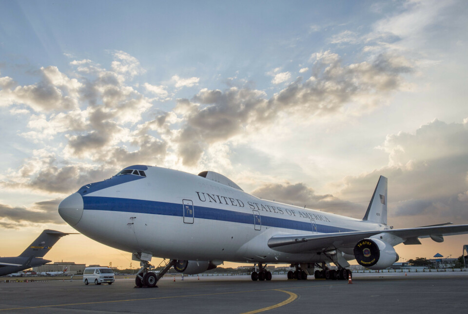 DOMMEDAGSFLY: Jobben med å lage erstatteren til dagens amerikanske dommedagsfly er i gang. An E4-B aircraft sits on the ramp of the Ninoy Aquino International Airport in Manila, Philippines as Secretary of Defense Ash Carter and Philippine Secretary of National Defense Voltaire Gazmin return after touring the USS Stennis aircraft carrier as it sails the South China Sea April 15, 2016. Carter is visiting the Philippines to solidify the rebalance to the Asia-Pacific region.(Photo by Senior Master Sgt. Adrian Cadiz)(Released)