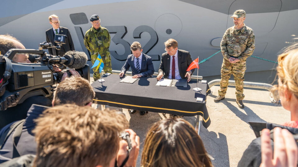 KONGELIG: Sveriges forsvarsminister Pål Jonson og Danmarks forsvarsminister Troels Lund Poulsen var flankert at den svenske kongen Carl Gustav og den danske kongen Frederik da de undertegnet intensjonsavtalen om tettere militært samarbeid.