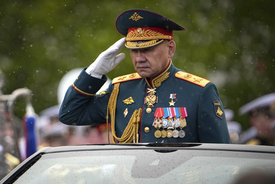 Forsvarsminister Sergej Sjojgu, her under paraden i Moskva torsdag, skal byttes ut. Russlands president Vladimir Putin gjør endringer i regjeringen etter at han tok fatt på nok en periode som president.
