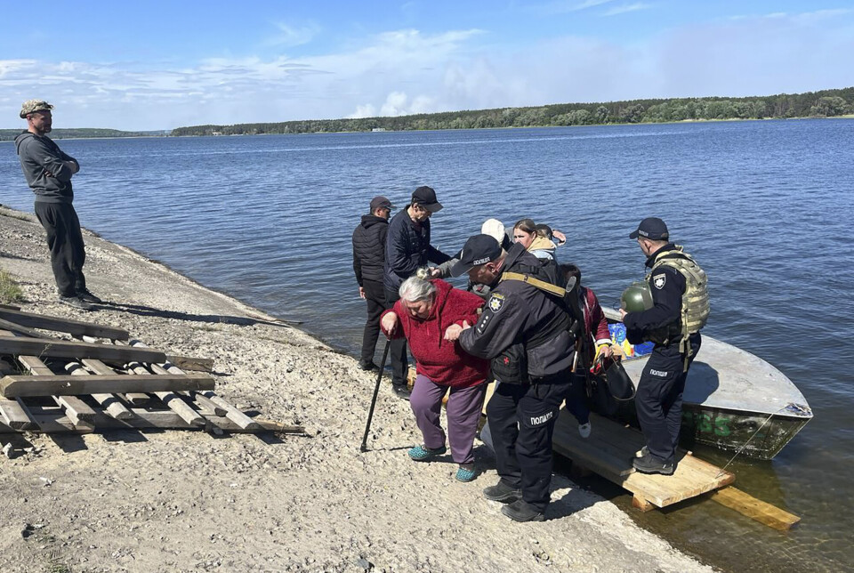 EVAKUERES: Eldre får hjelp av ukrainsk politi til å evakuere fra Vovtsjansk i Kharkiv fylke etter russiske angrep i området i forrige uke.