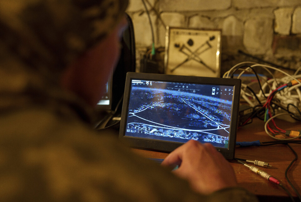 DRONE: En ukrainsk soldat i Kharkiv fylke følger flukten til en selvmordsdrone 12. mai.