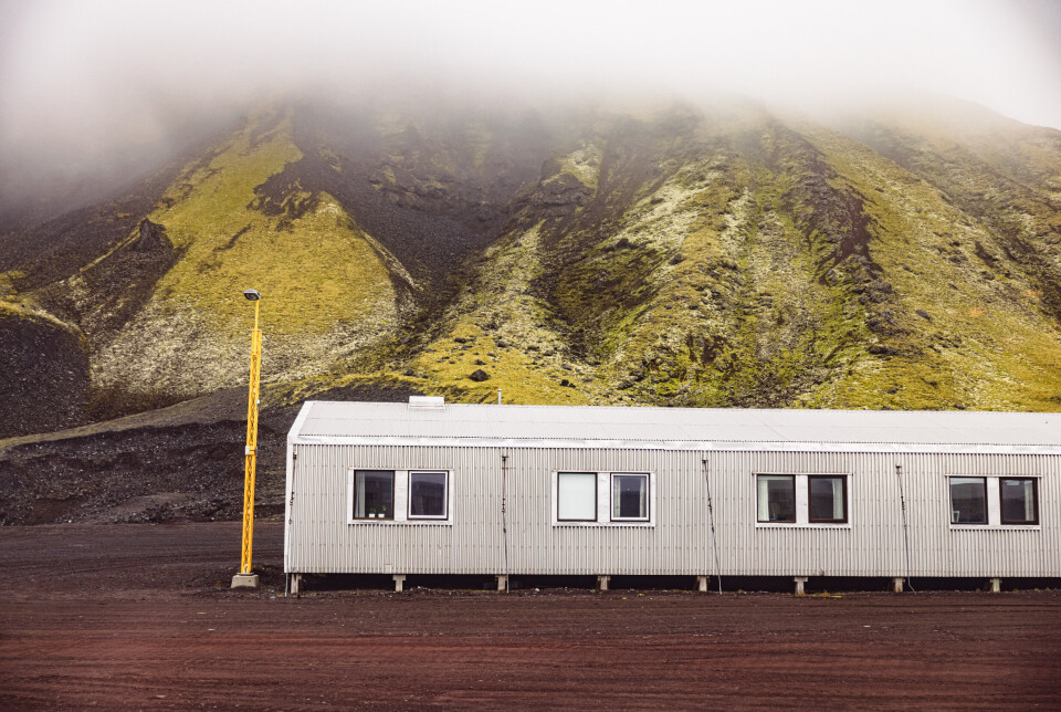JAN MAYEN: Dagens hovedbygg på Jan Mayen er slitt. Nå skal det straks oppgraderes.