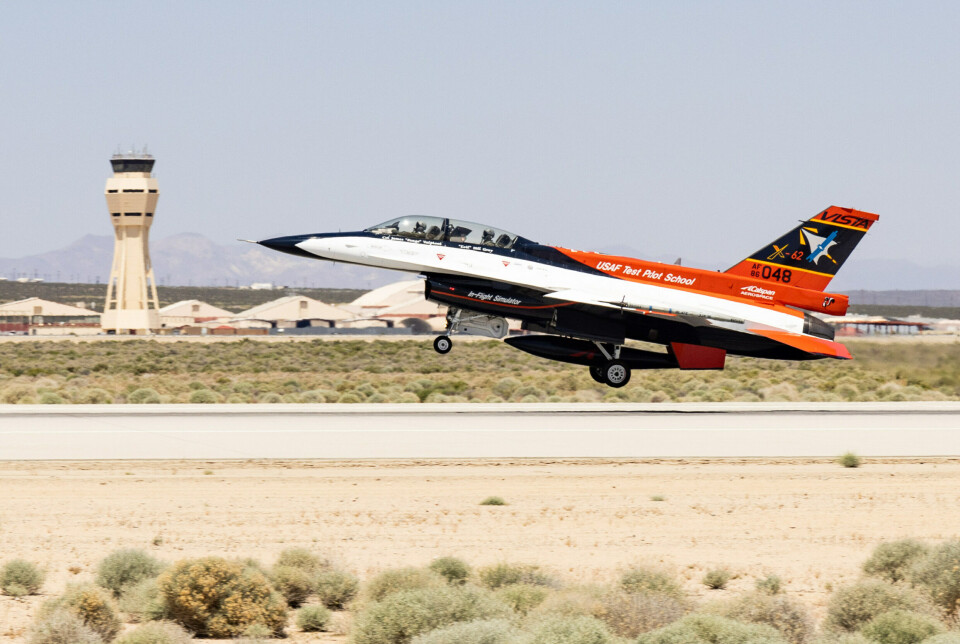 EIENDOM PÅ ANBUD: Flere tusen mål på Edwards Air Force Base i California kan gi plass for datasentre. Secretary of the Air Force Frank Kendall, onboard the X-62 VISTA, takes off from Edwards Air Force Base, California, May 2. (Air Force photo by Madeline Guadarrama)