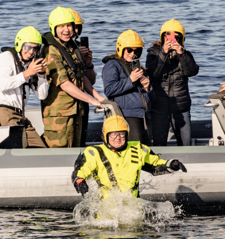 HOPPER I DET: Gram fikk kjenne på badetemperaturene i Oslofjorden onsdag.