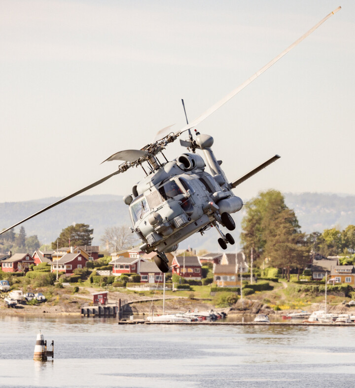ÆRESRUNDE: En dansk Sea Hawk, mer eller mindre tilsvarende de kommende norske, tok også turen over KV Bjørnøya.