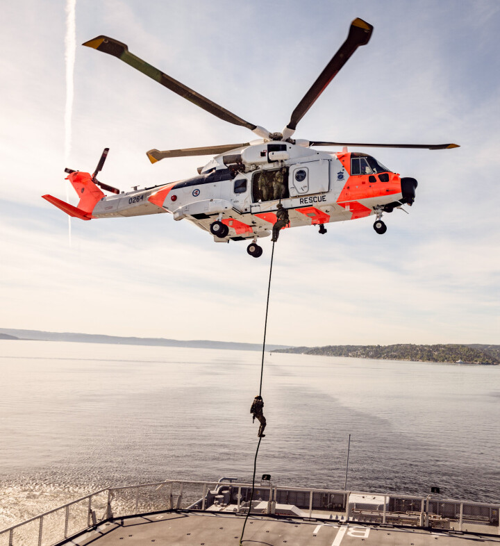 «FAST-ROPING»: Spesialsoldater trente på å fire seg hurtig ned fra SAR Queen helikopter.