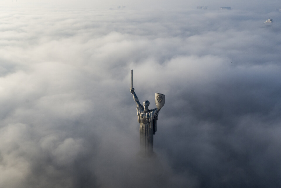 KYIV: Det har sett mørkere ut før, skriver kronikkforfatterne. Avbildet er statuen i Kyiv som reiser seg over skyene, og er et monument til minne om andre verdenskrig.