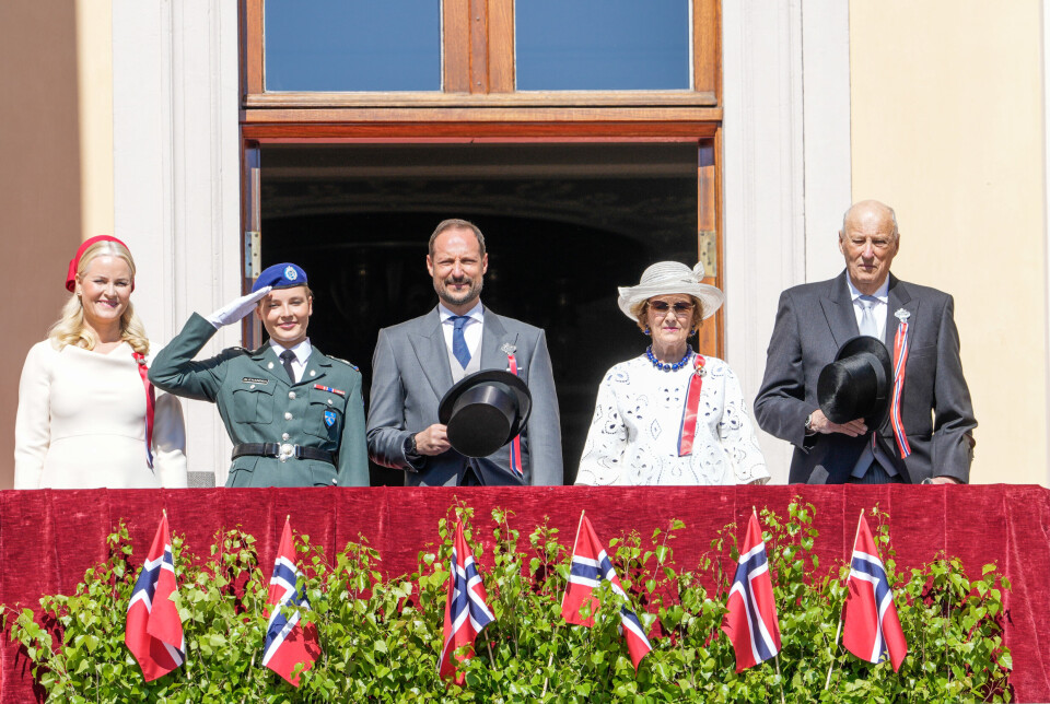 PARADEUNIFORM: Ingrid Alexandra på slottsbalkongen sammen med kongeparet og kronprinsparet. Prinsessen hadde åpenbart fått permisjon fra sin tjeneste i Skjold leir.