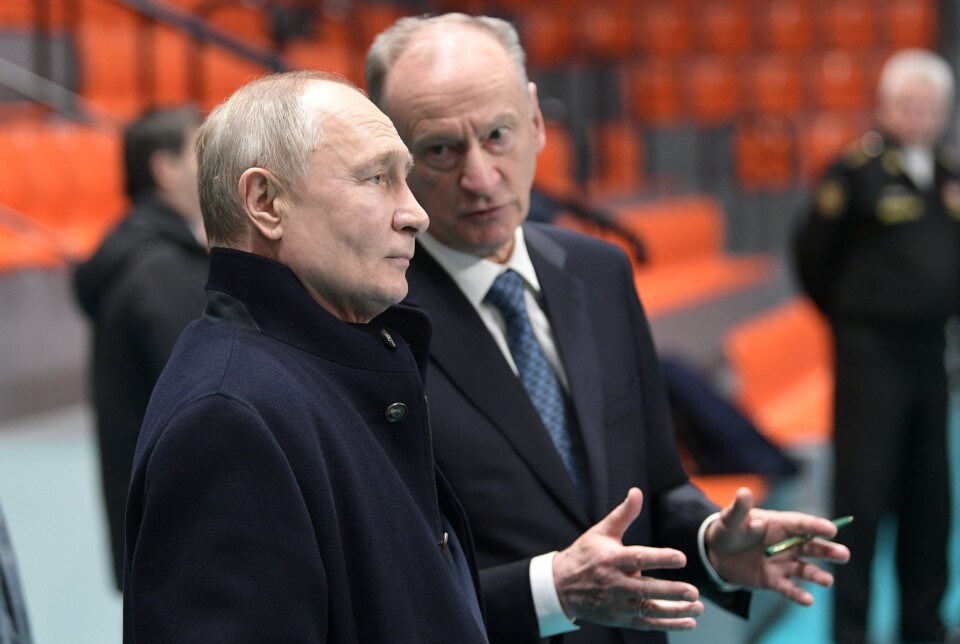 I PUTINS ØRE: Putin deler verdensbildet som Patrusjev tegner opp: At Vesten i århundrer har konspirert mot Russland. Vladimir Putin til venstre, Nikolaj Patrusjev til høyre, fotografert under et besøk på St. Petersburg State Maritime Technical University, fredag 26. januar 2024.