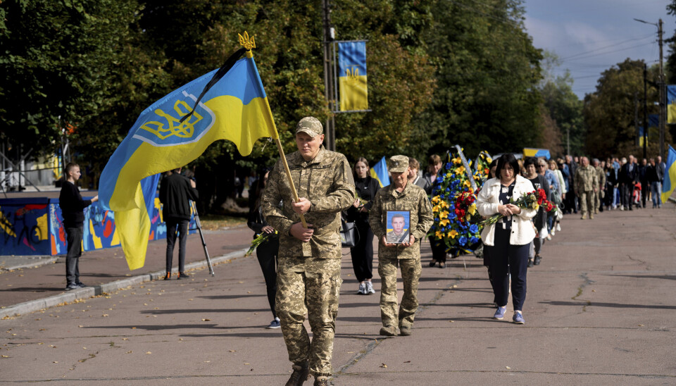 SLÅTT UT: Dronene traff to byer i Ukraina. Bildet er for illustrasjon, og er fra en begravelsesseremoni for soldater som ble såret og drept i Sjostka i 2023.