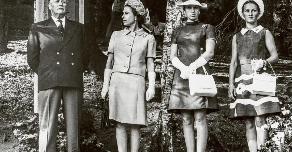 KONGELIG AUDIENS: Kong Olav, dronning Elizabeth, prinsesse Anne og kronprinsesse Sonja ved kongebjørka i Molde i 1969.