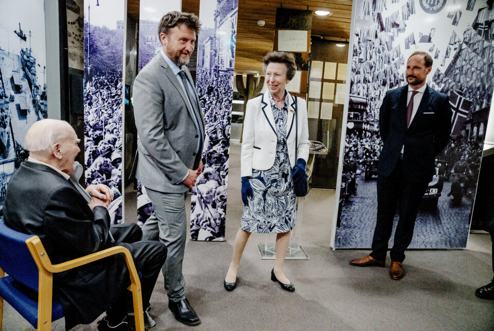 2. VERDENSKRIG: Prinsesse Anne av Storbritannia, kronprins Haakon, Trond Johansen og museumsdirektør Lars Rowe under besøket på Norges Hjemmefrontmuseum i Oslo.