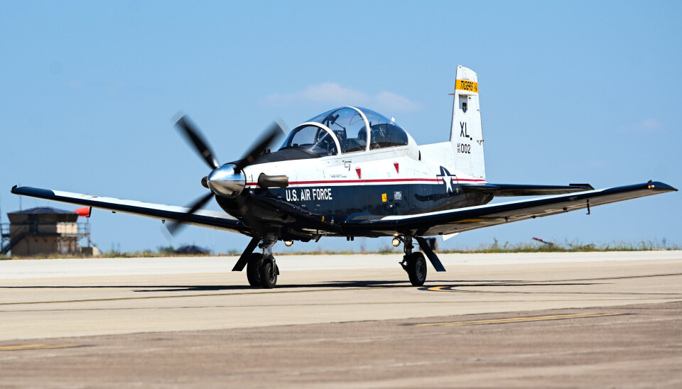 OMKOM: En pilotinstruktør mistet livet etter at et sete i en T-6A Texan II ble skutt ut mens flyet stod på bakken. A T-6A Texan II taxis down the flight line during Surge Week at Laughlin Air Force Base, Texas, Sept. 29, 2023. The T-6 is a training aircraft utilized by U.S. Air Force pilots. (U.S. Air Force photo by Airman 1st Class Keira Rossman)
