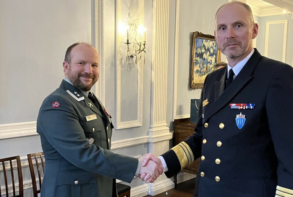 MEDALJE: Espen Andersen (t.v) fikk forsvarsmedaljen med laurbærgren. Her med sjef for Forsvarets operative hovedkvarter (FOH), Rune Andersen.